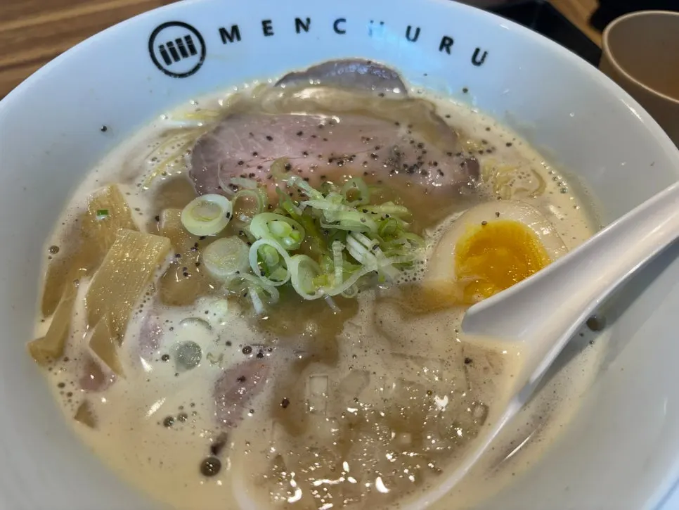 진한 닭 육수의 멘츠루 토리파이탄 한 그릇
