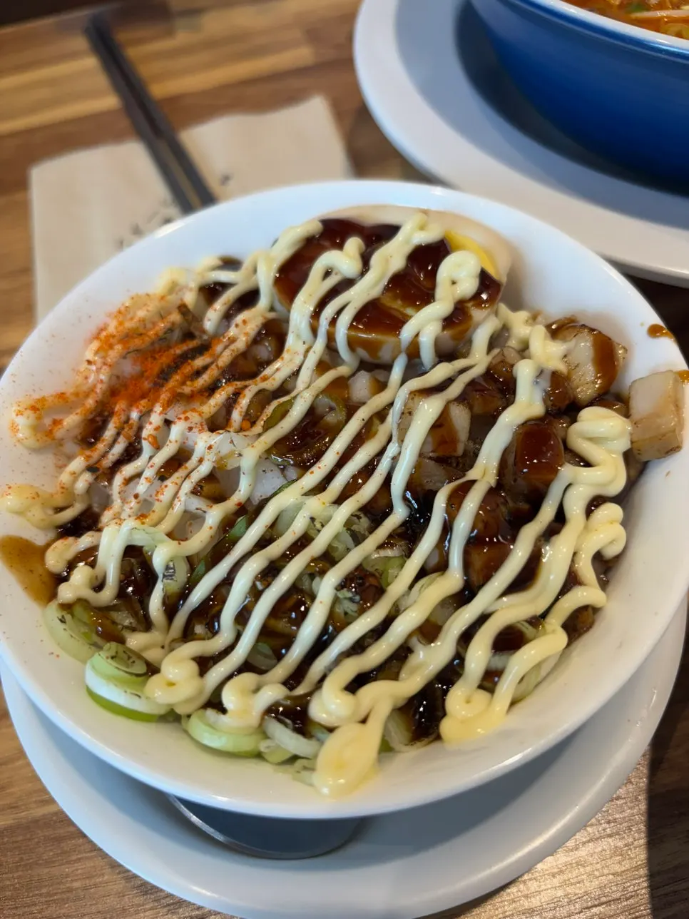 멘츠루 시청점 라멘 두 그릇이 놓인 테이블