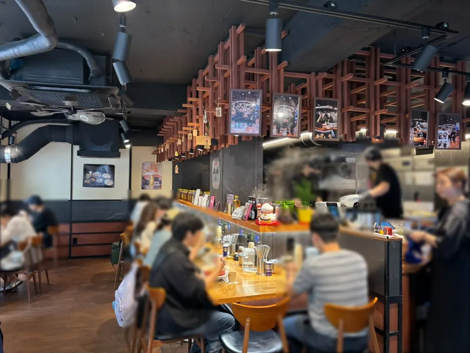 라멘과 사이드 메뉴가 차려진 테이블