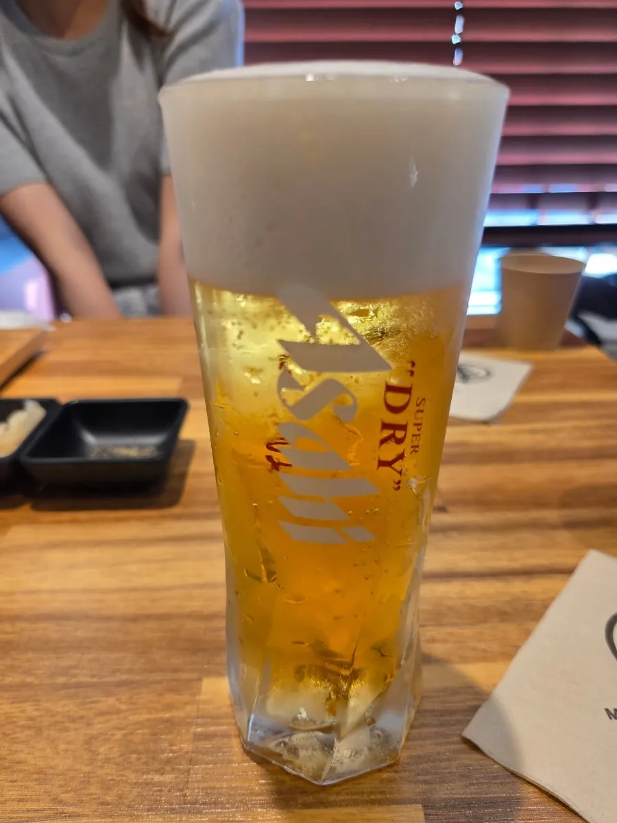 Cerveza Asahi de 330ml pedida en Mentsuru City Hall Branch