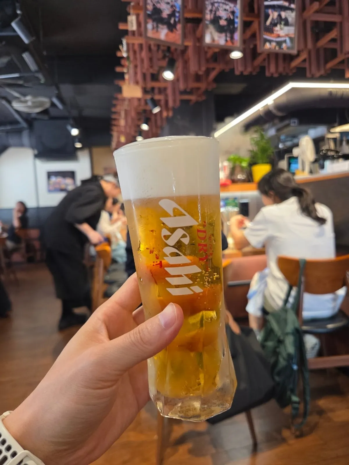 Segelas bir Asahi ditemani ramen di Mentsuru City Hall Branch