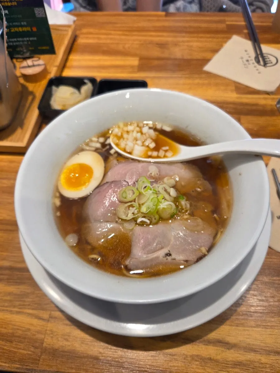 Ramen de Mentsuru City Hall Branch con chashu y ajitama