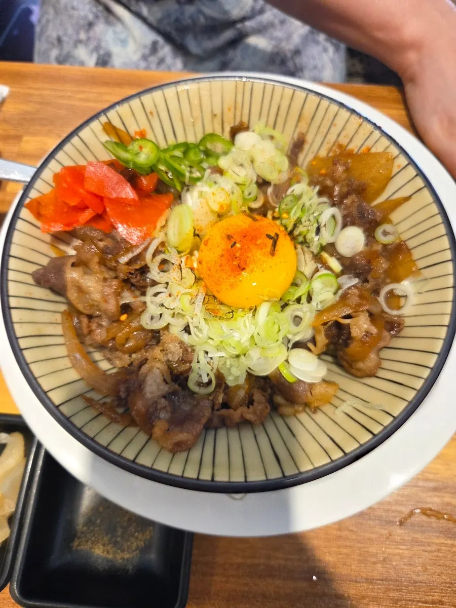 Primer plano del chashu sous vide del ramen de Mentsuru City Hall Branch