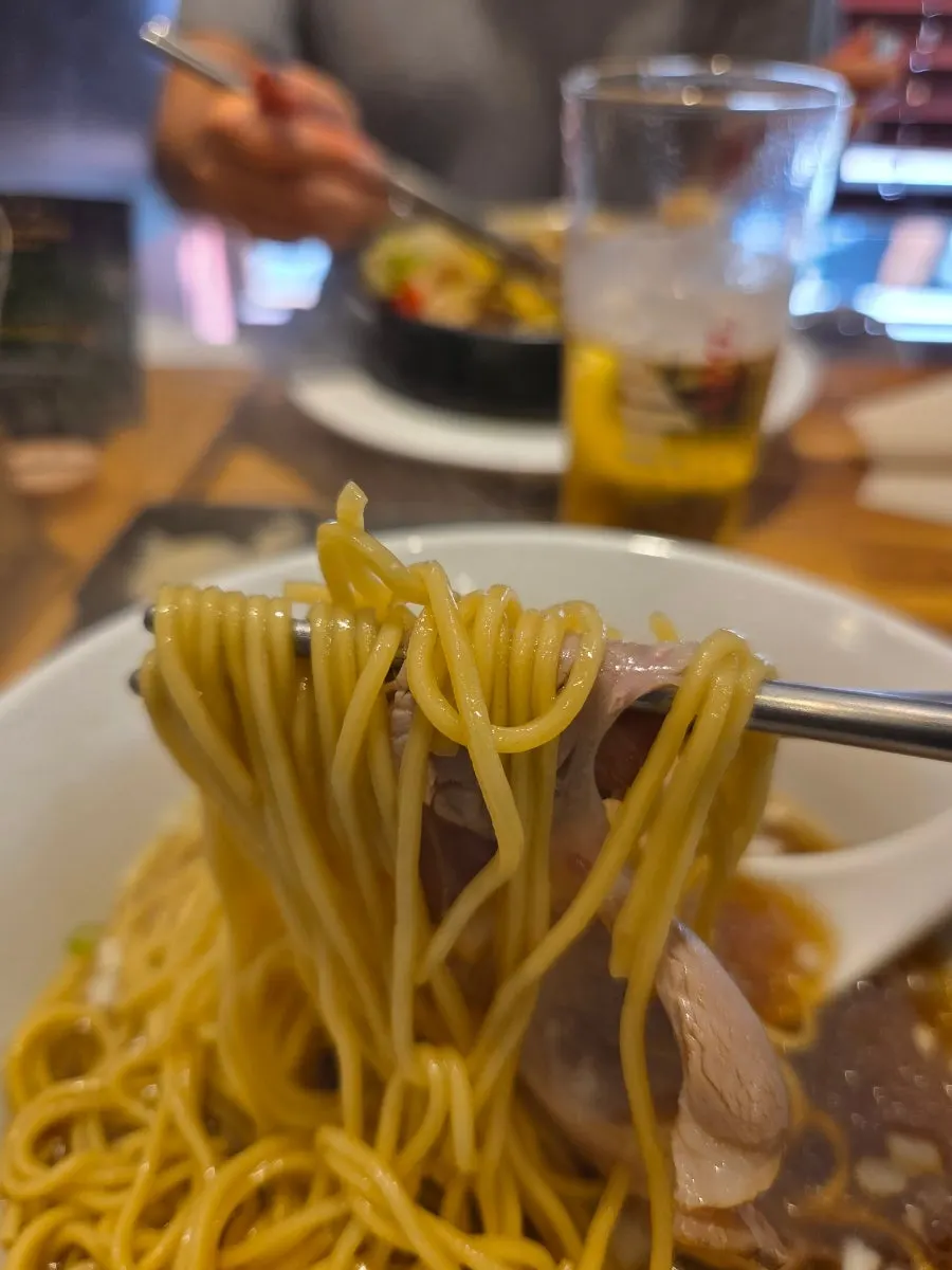Fideos chunsemen artesanales levantados con palillos