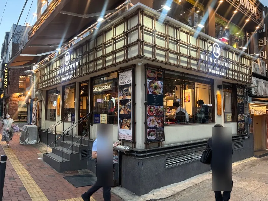 Exterior of Mentsuru City Hall Branch in front of City Hall Station Exit 10