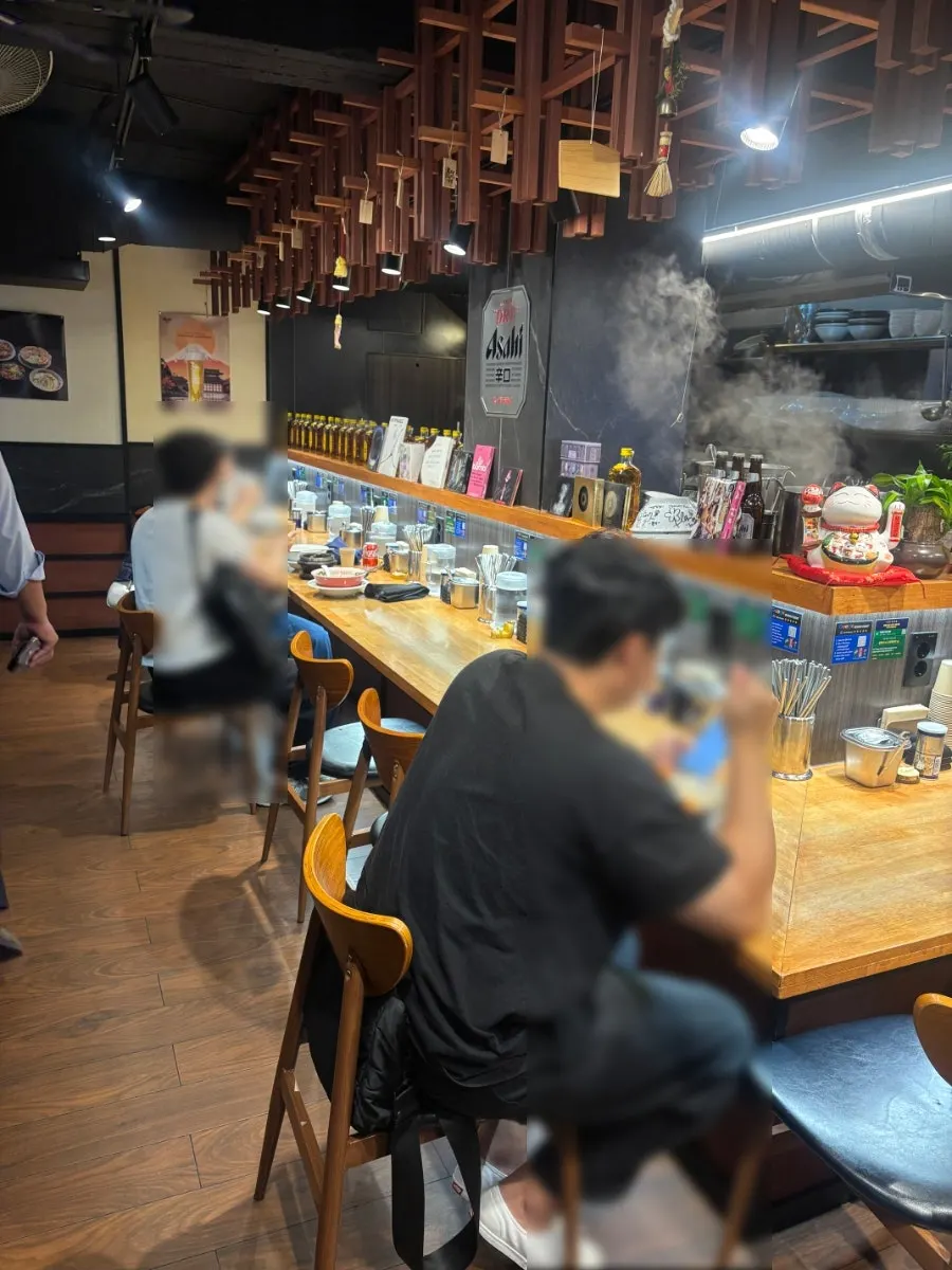 Bar seating at Mentsuru City Hall Branch, good for solo diners