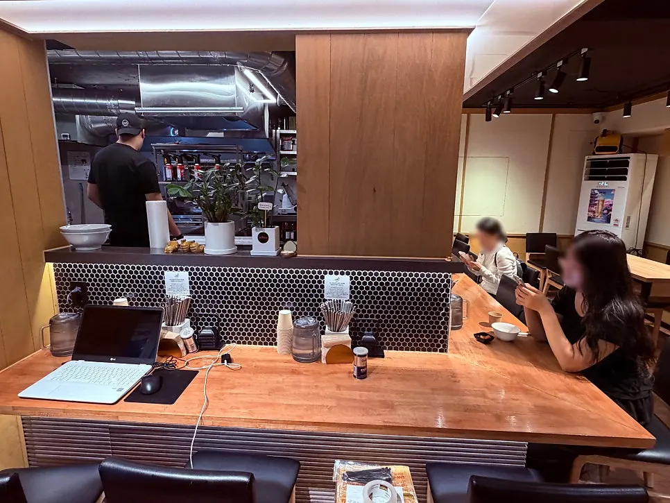 Interior of Mentsuru City Hall Branch before ordering
