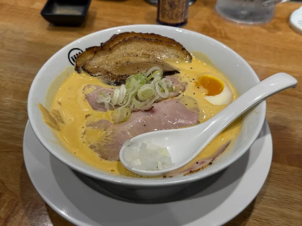 Eating motsu ramen together with the soft-boiled egg