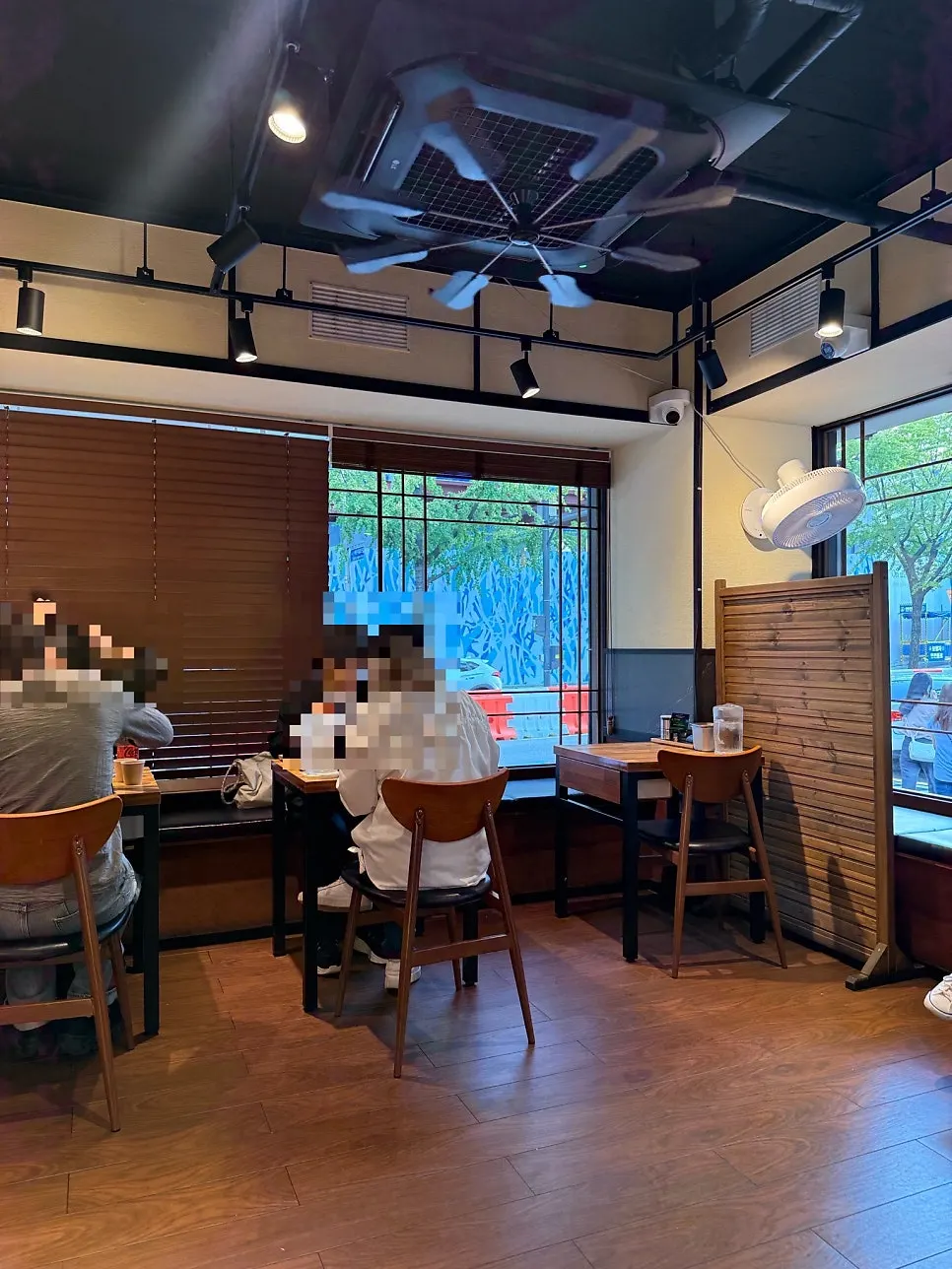 Long row of bar seats at Mentsuru City Hall Branch