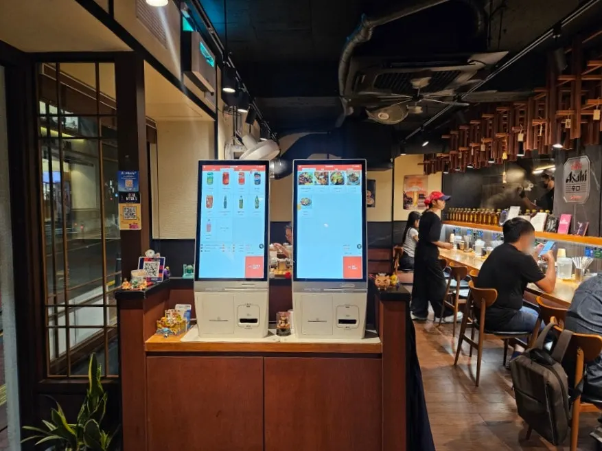 The restaurant interior in the evening at Mentsuru City Hall Branch