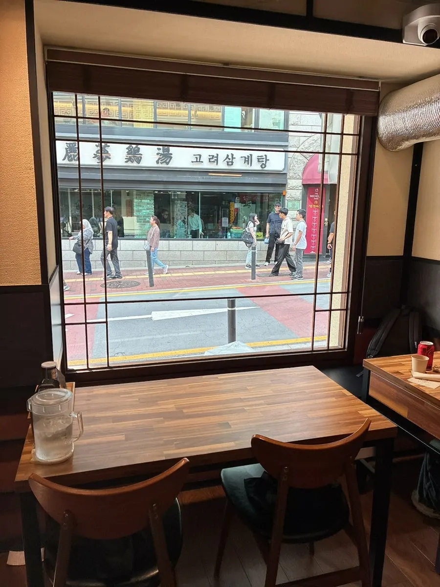 Four-person table area at Mentsuru City Hall Branch