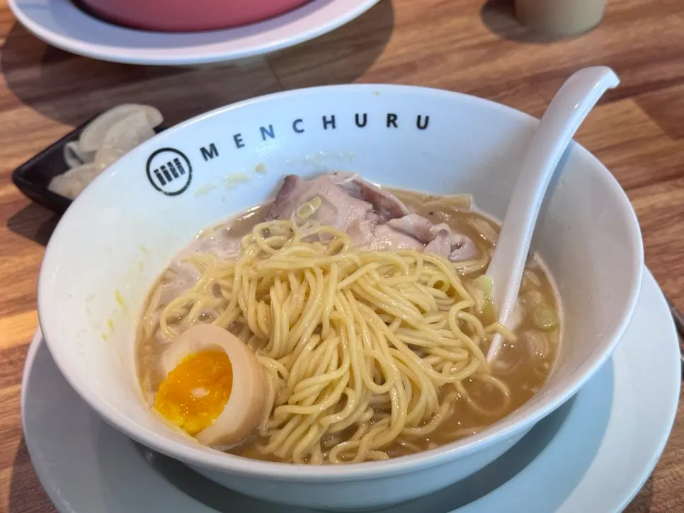 Lifting up the noodles from the tori paitan