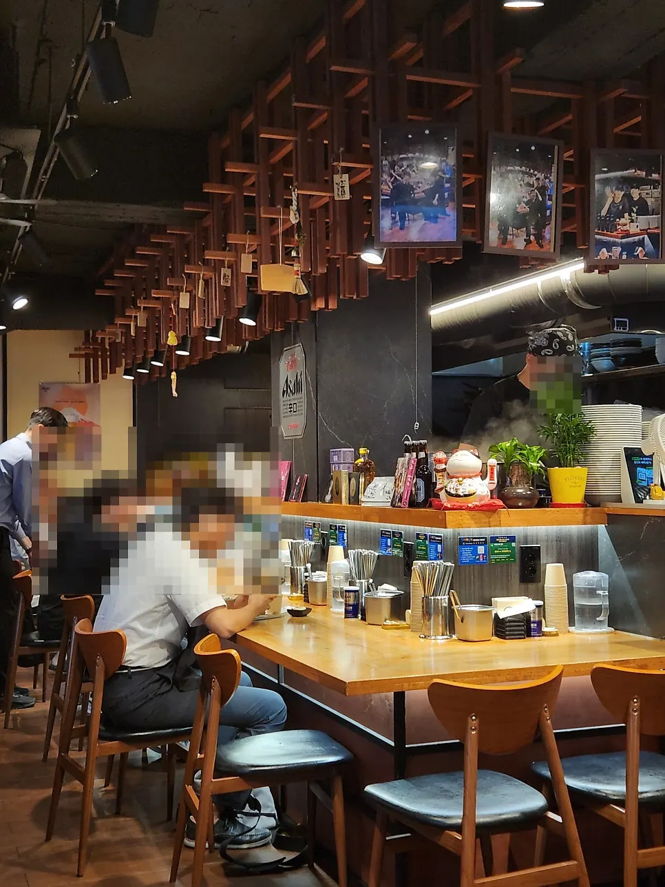 일본 라멘가게 분위기의 멘츠루 내부