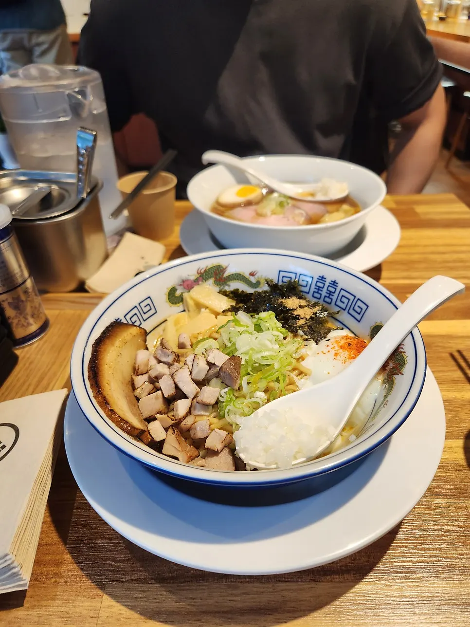 테이블에 차려진 멘츠루 라멘 상차림