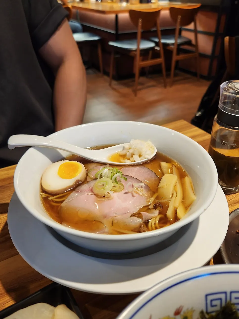 맑은 육수의 멘츠루 쇼유라멘 한 그릇