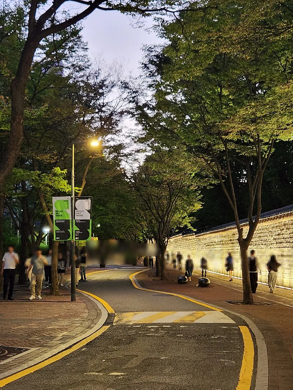 저녁 식사 후 걷는 덕수궁 돌담길