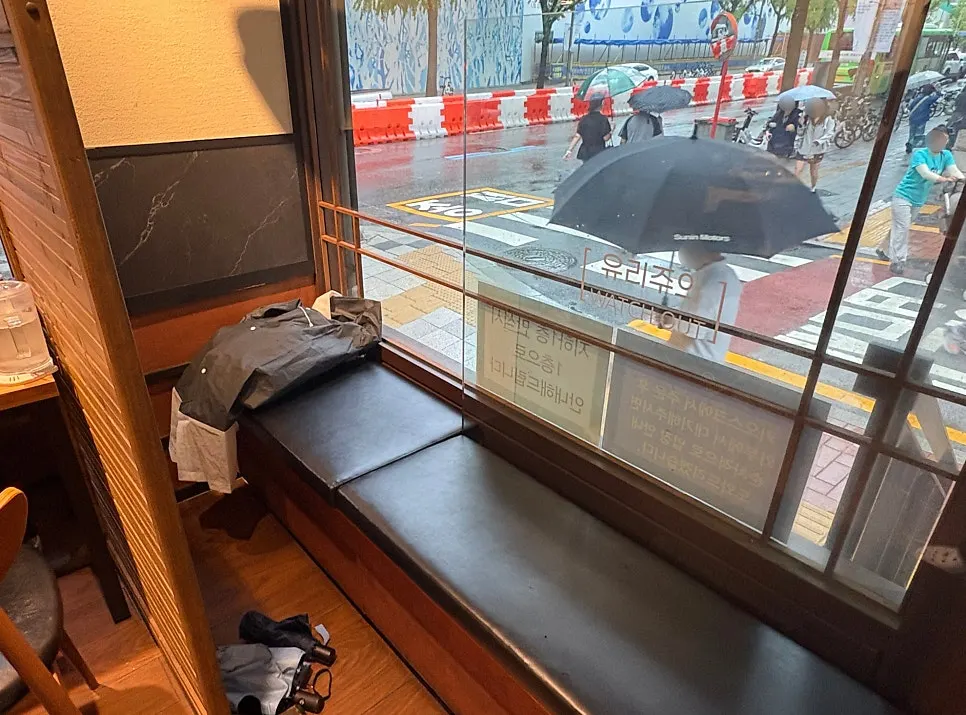 Bar seats facing the open kitchen and overall seating area