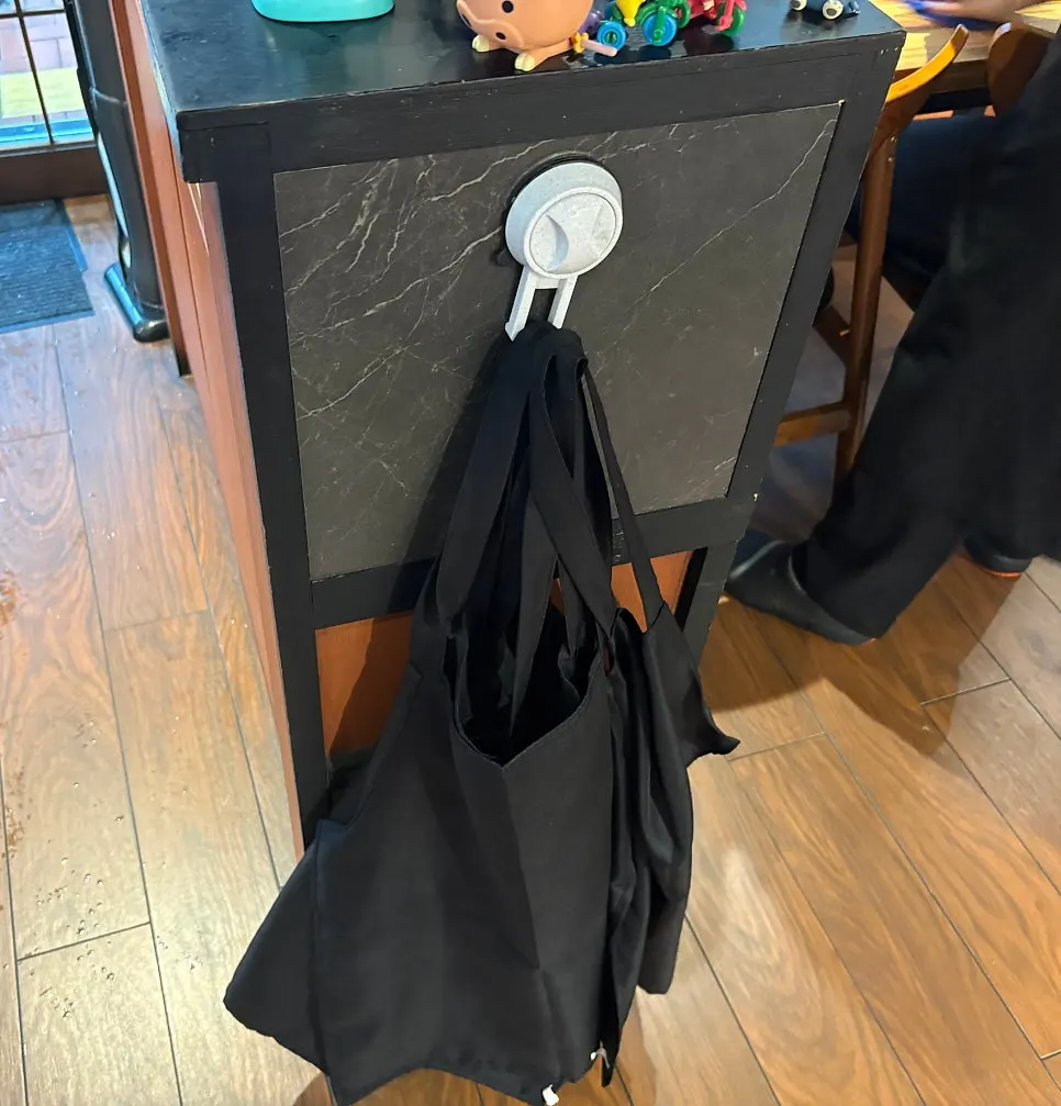 Entrance waiting area with apron and small decorative props
