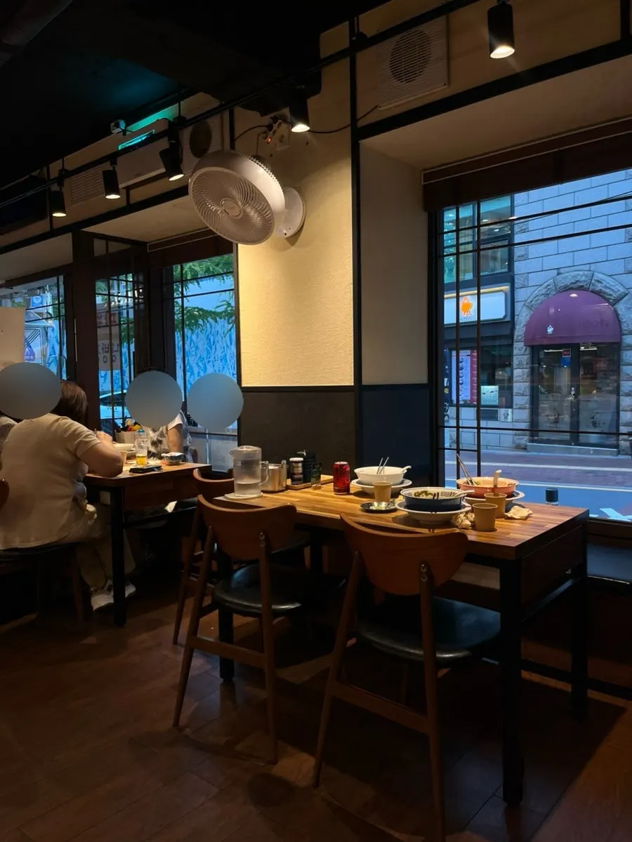 멘츠루 시청점 1층 넓은 홀 좌석