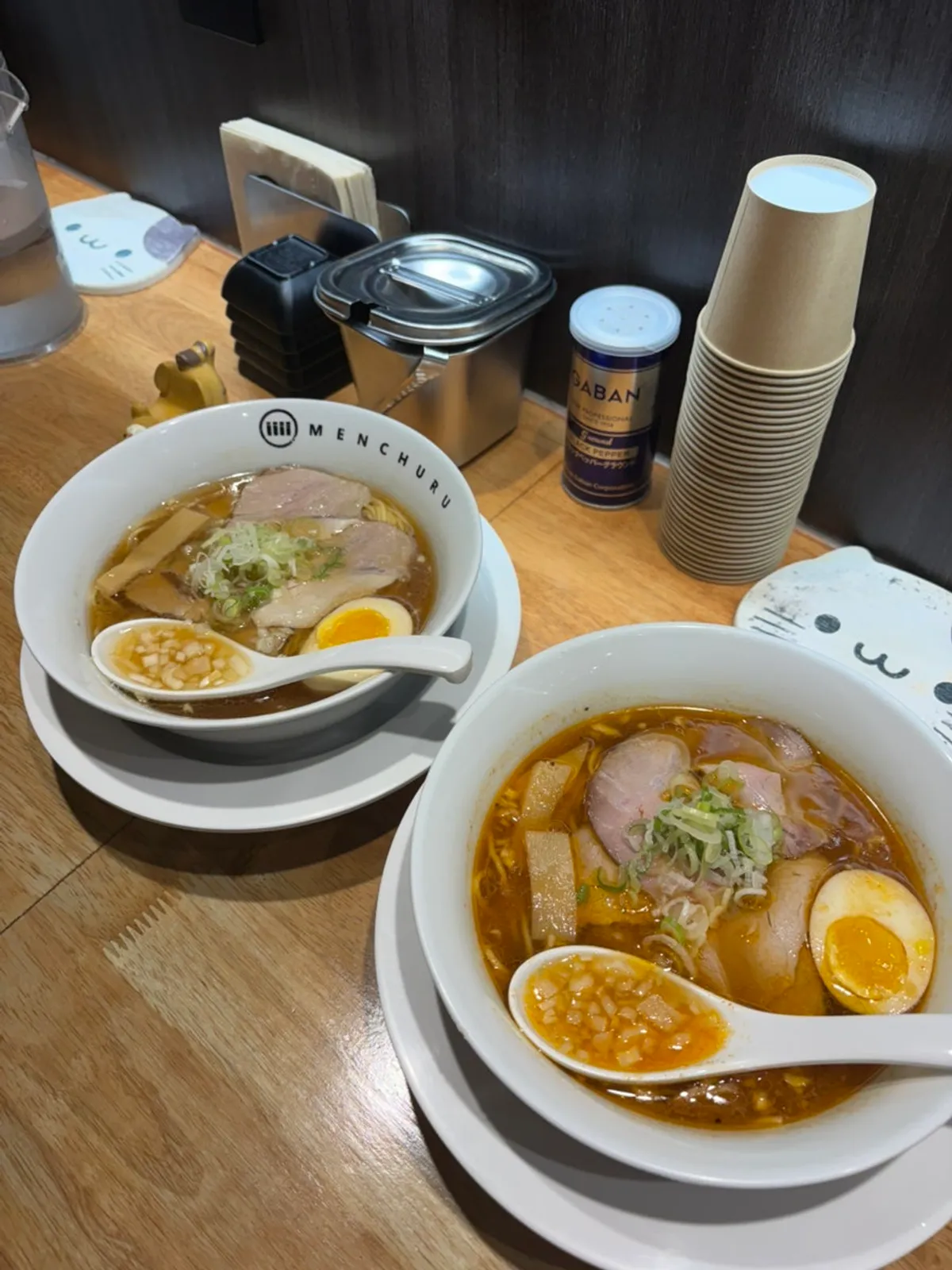 멘츠루 시청점 쇼유라멘과 매운쇼유라멘 상차림