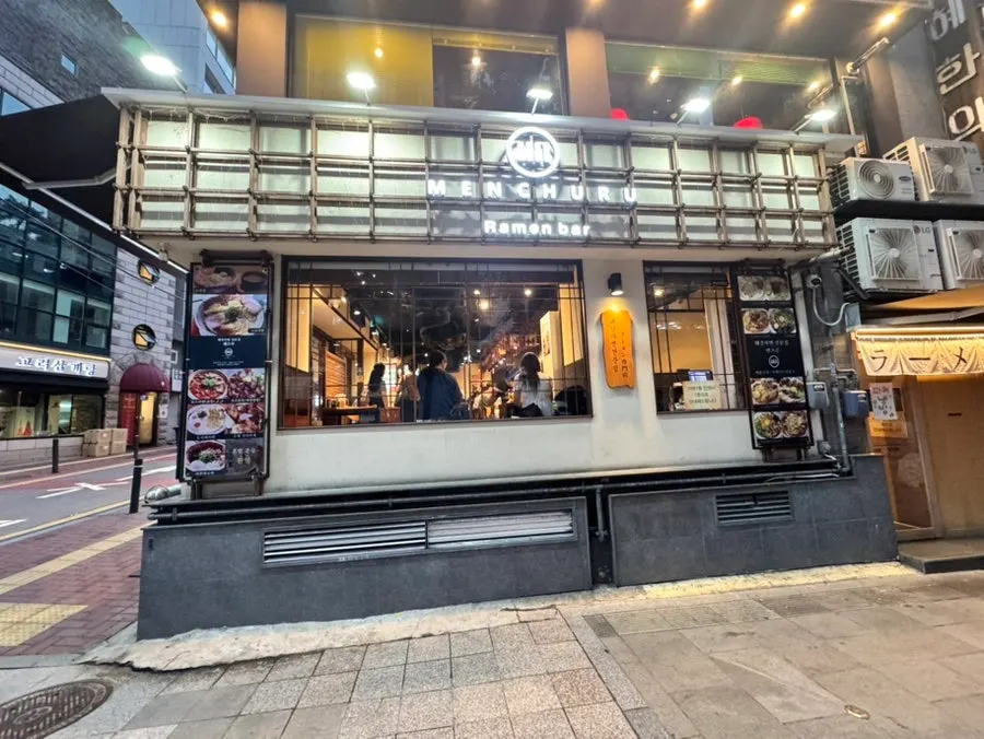 서소문로 골목에 자리한 라멘집 입구