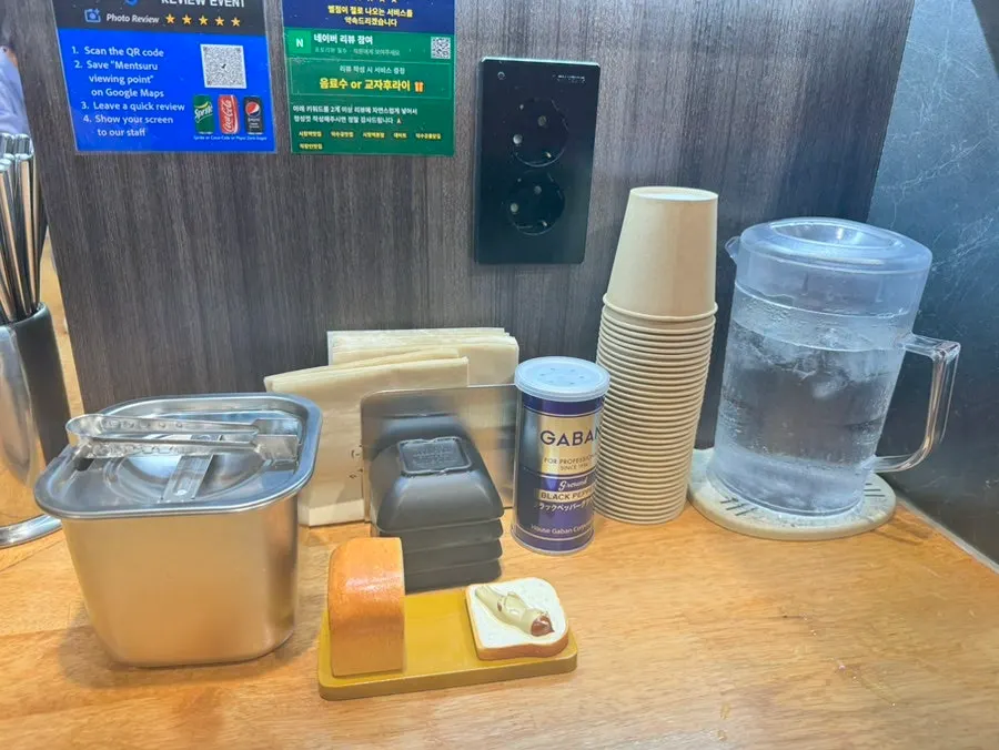 바 자리에 준비된 수저와 자리 세팅