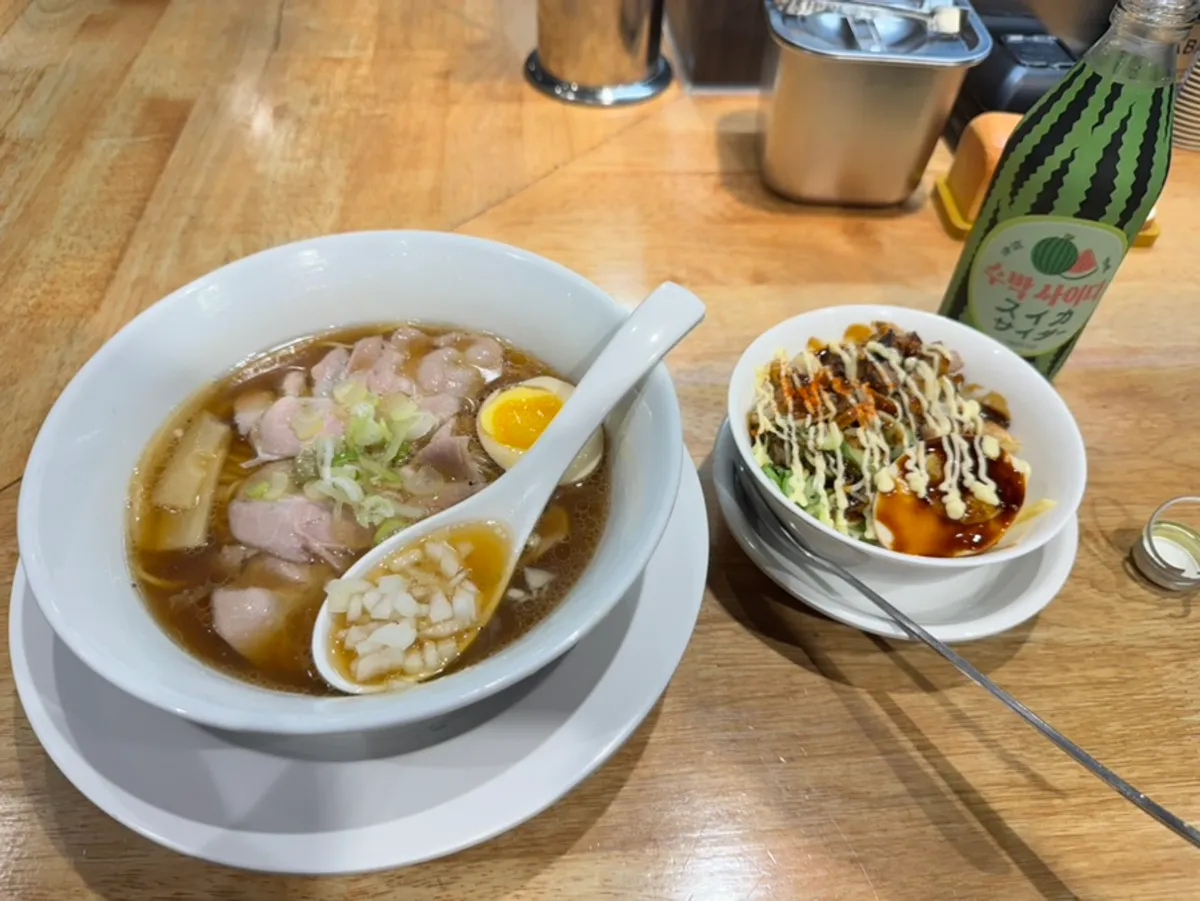 고기와 계란이 올라간 멘츠루 쇼유라멘