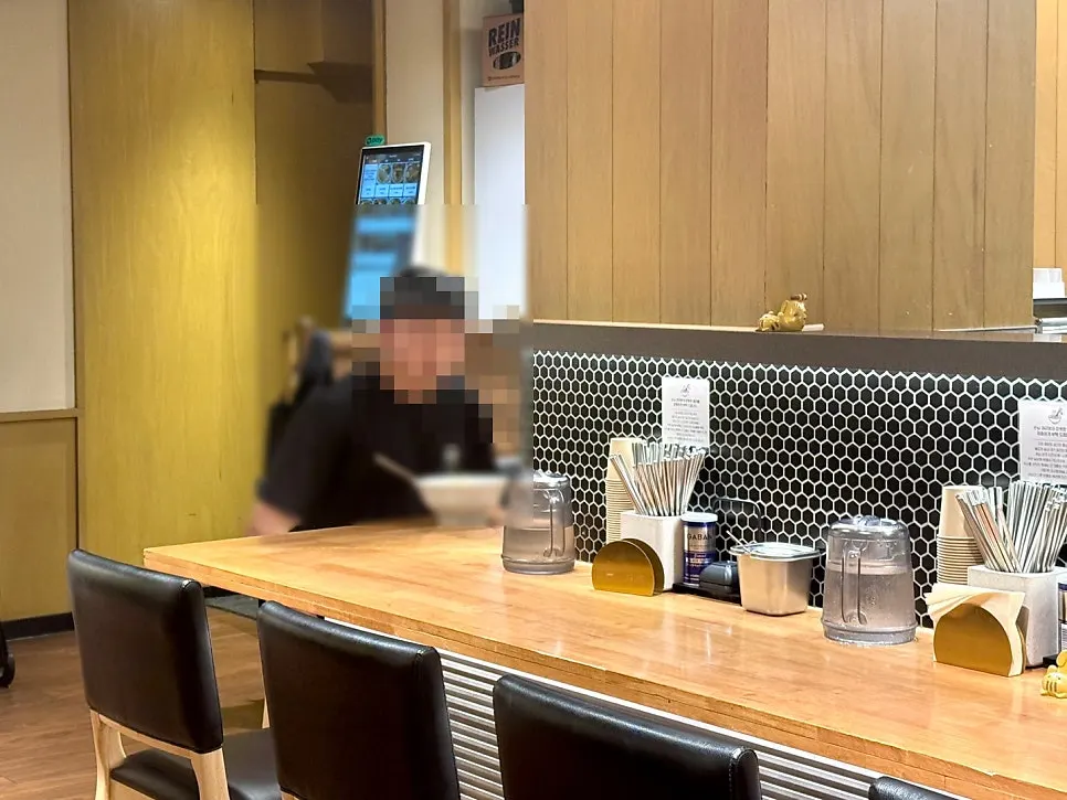 Neatly arranged dining hall at Mentsuru City Hall Branch