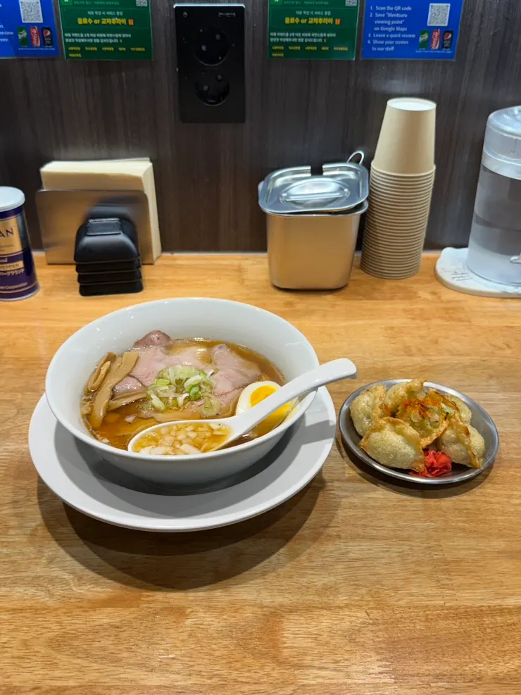 다찌석에 놓인 쇼유라멘 한 그릇