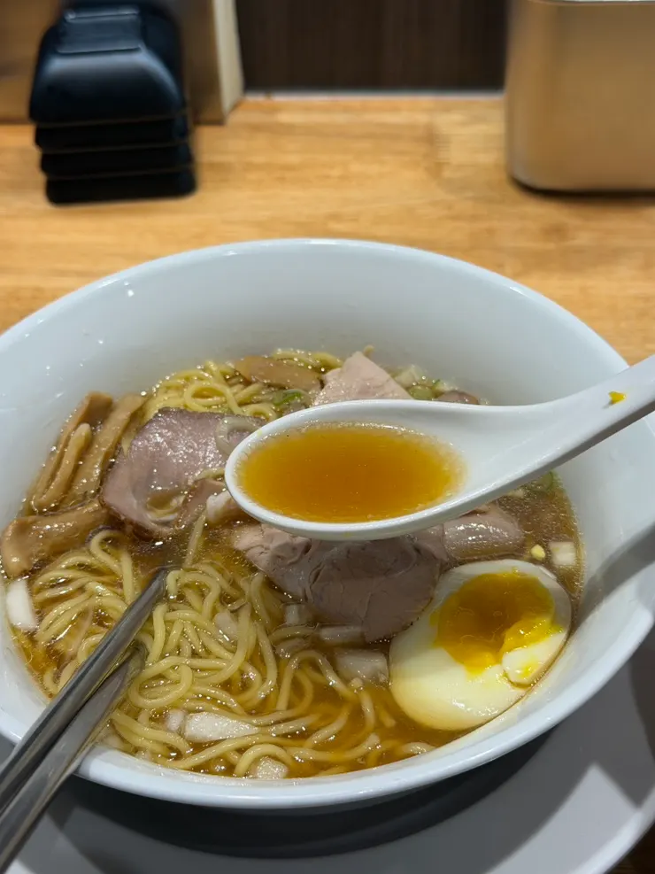 깊고 진한 쇼유라멘 국물
