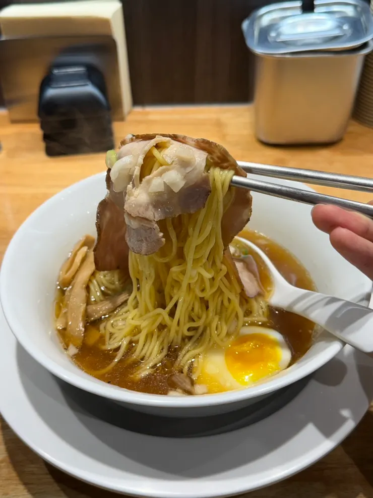 젓가락으로 건져 올린 라멘 면