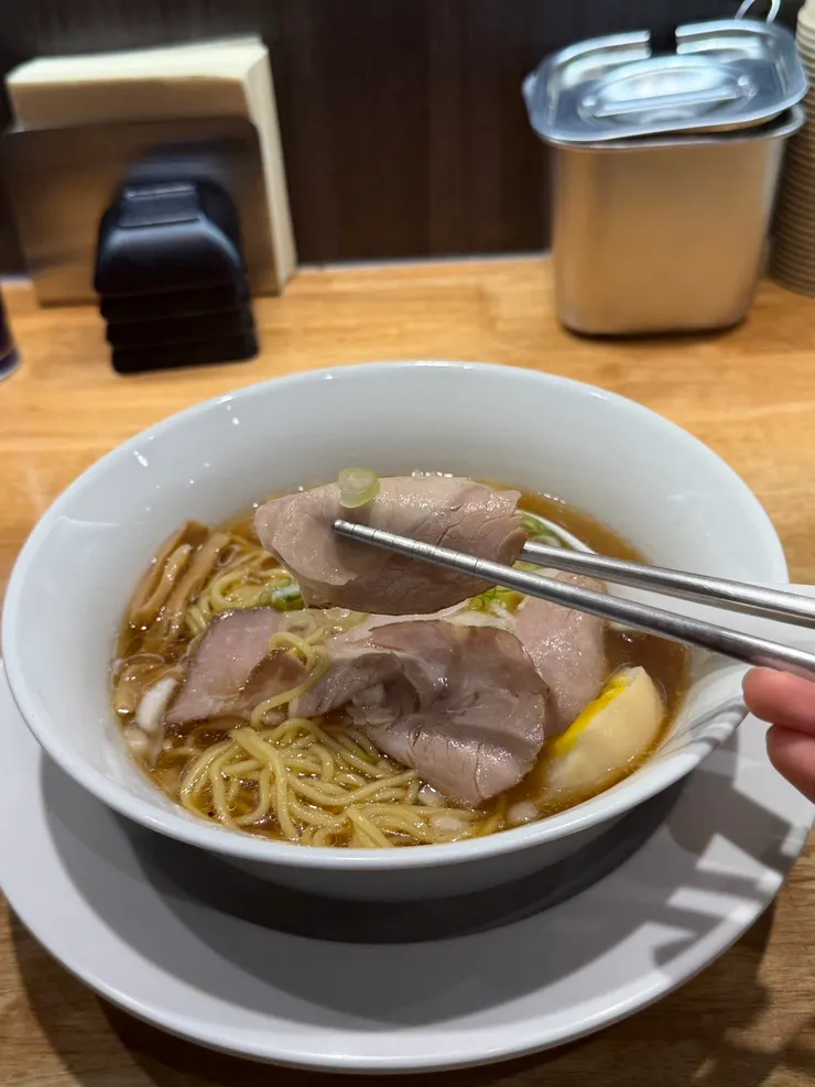 라멘 위에 올라간 부드러운 차슈