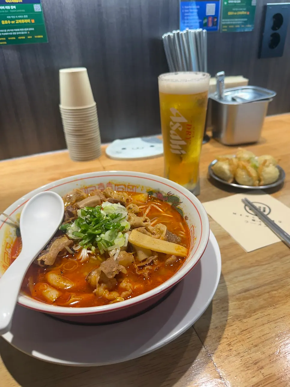 매운 라멘과 아사히 생맥주 한 잔