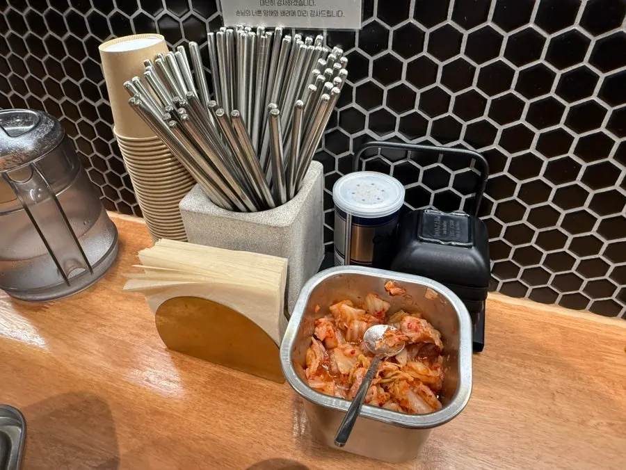 다찌석에서 바라본 멘츠루 시청점 내부