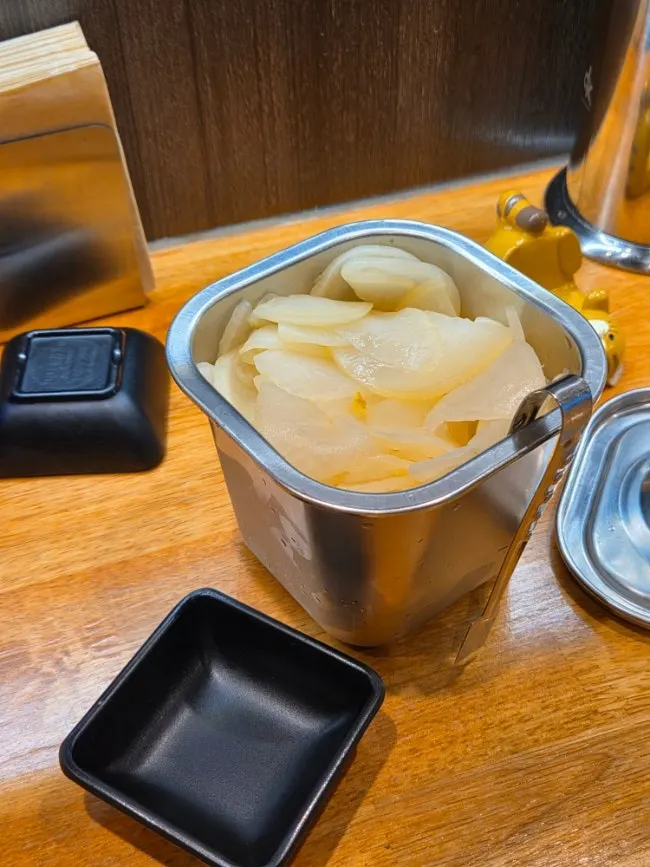 Apron prepared before eating the ramen