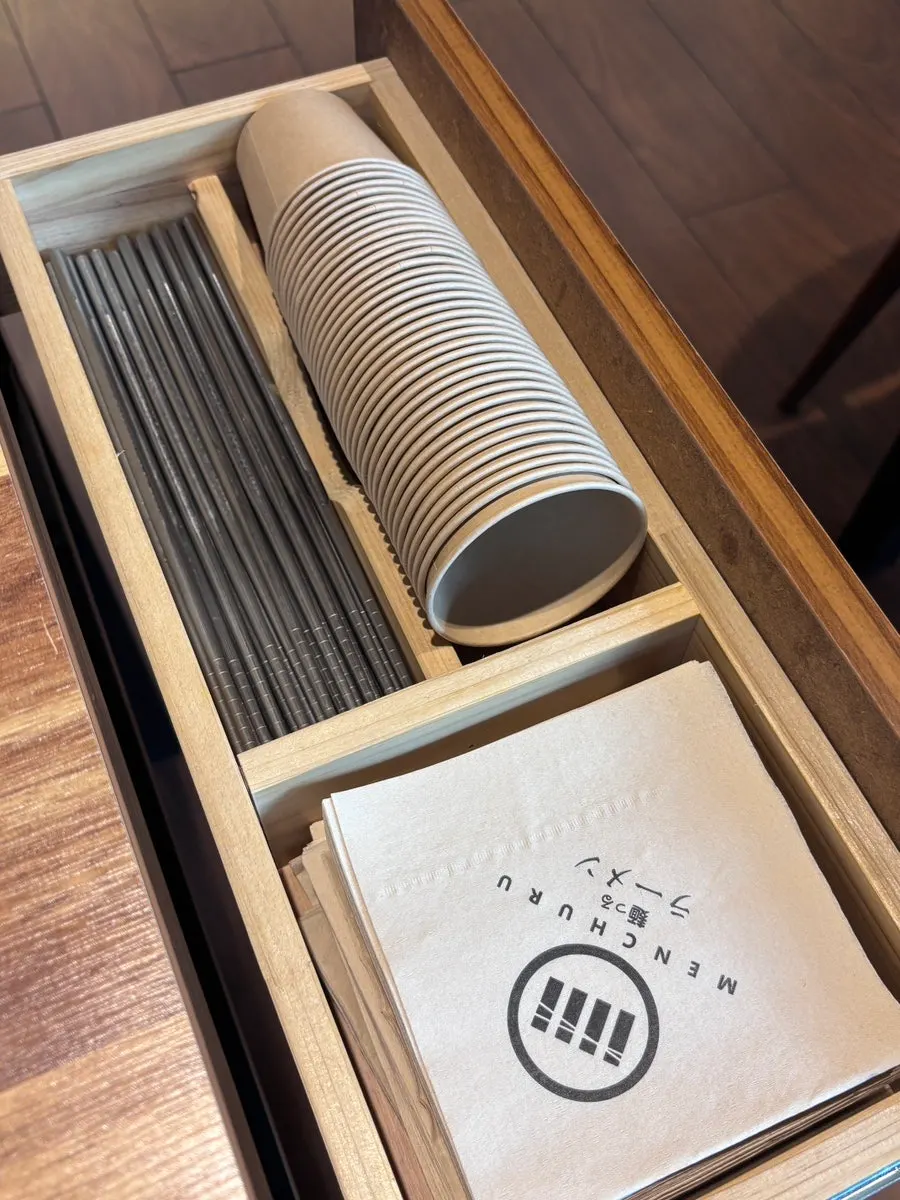 멘츠루 시청점 테이블 위 기본 반찬 세팅