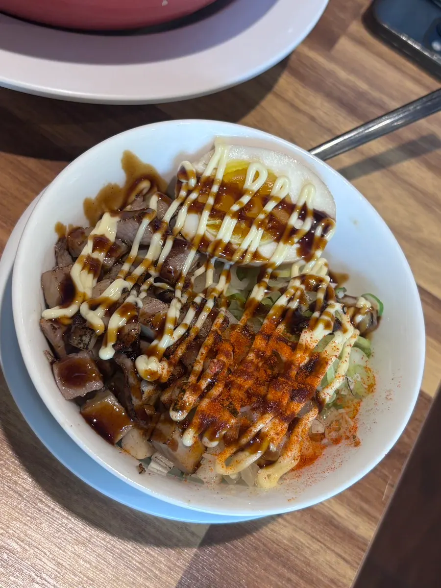 잘게 썬 차슈가 올라간 미니덮밥