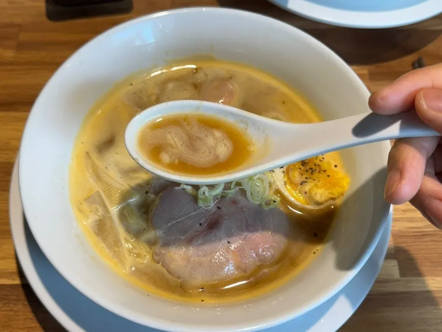 진한 닭 육수의 토리파이탄 시오 라멘 국물