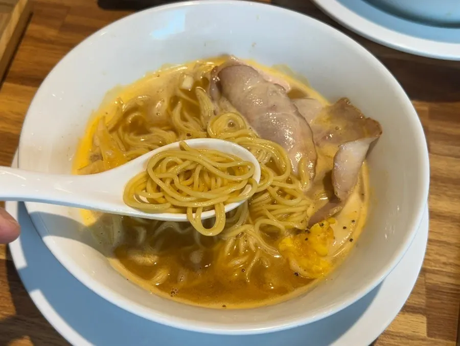 적당히 익은 라멘 면 클로즈업
