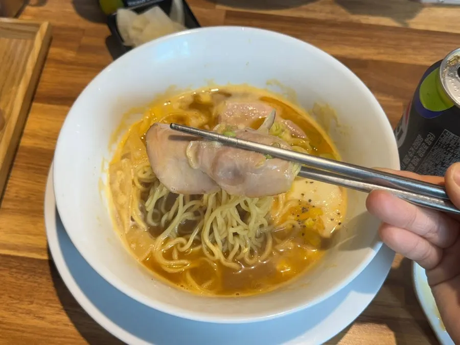 얇게 썬 차슈 토핑