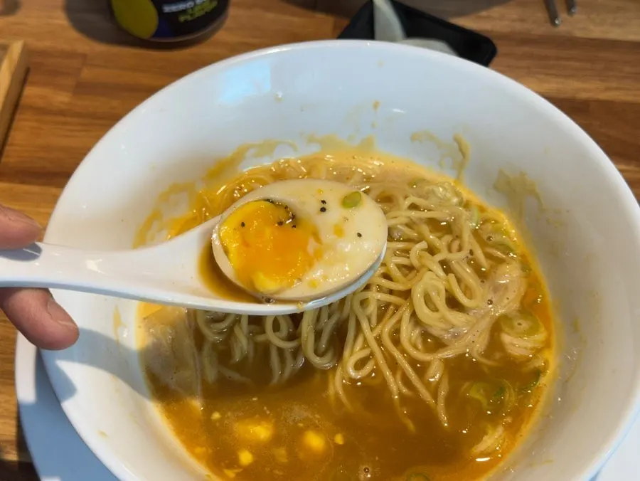 반숙 계란 토핑이 올라간 라멘
