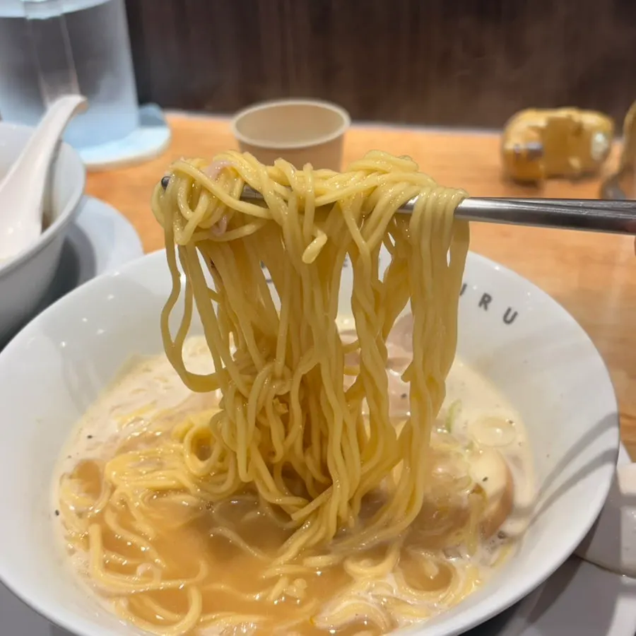 꼬들꼬들하게 익은 라멘 면발
