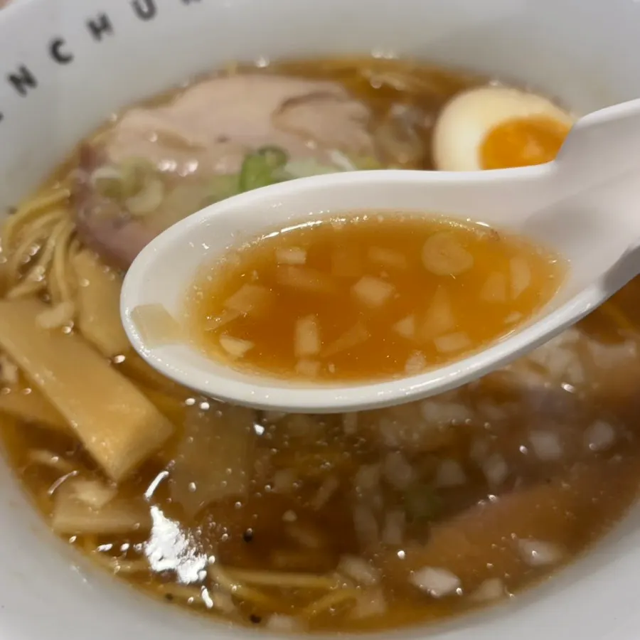 담갈색 빛을 띄는 시오라멘 육수