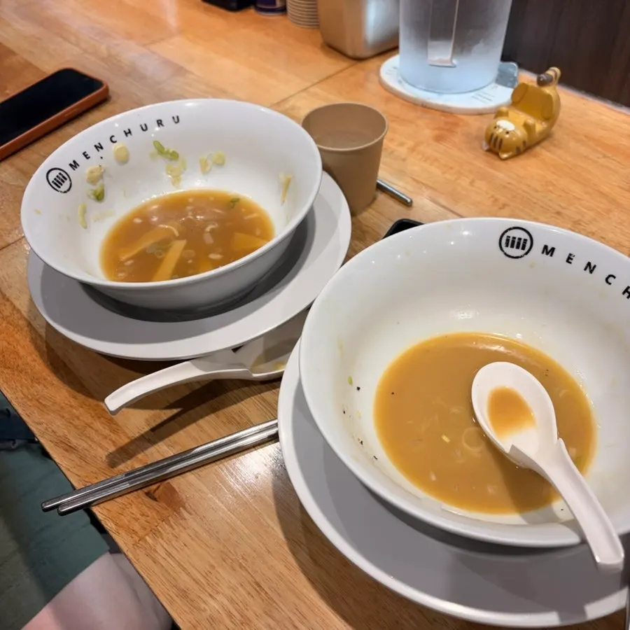 식사를 마친 멘츠루 시청점 테이블