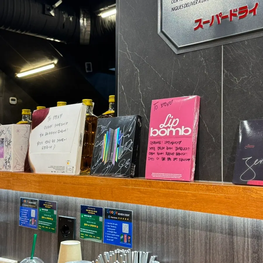 멘츠루 시청점 벽면 방문 연예인 사진