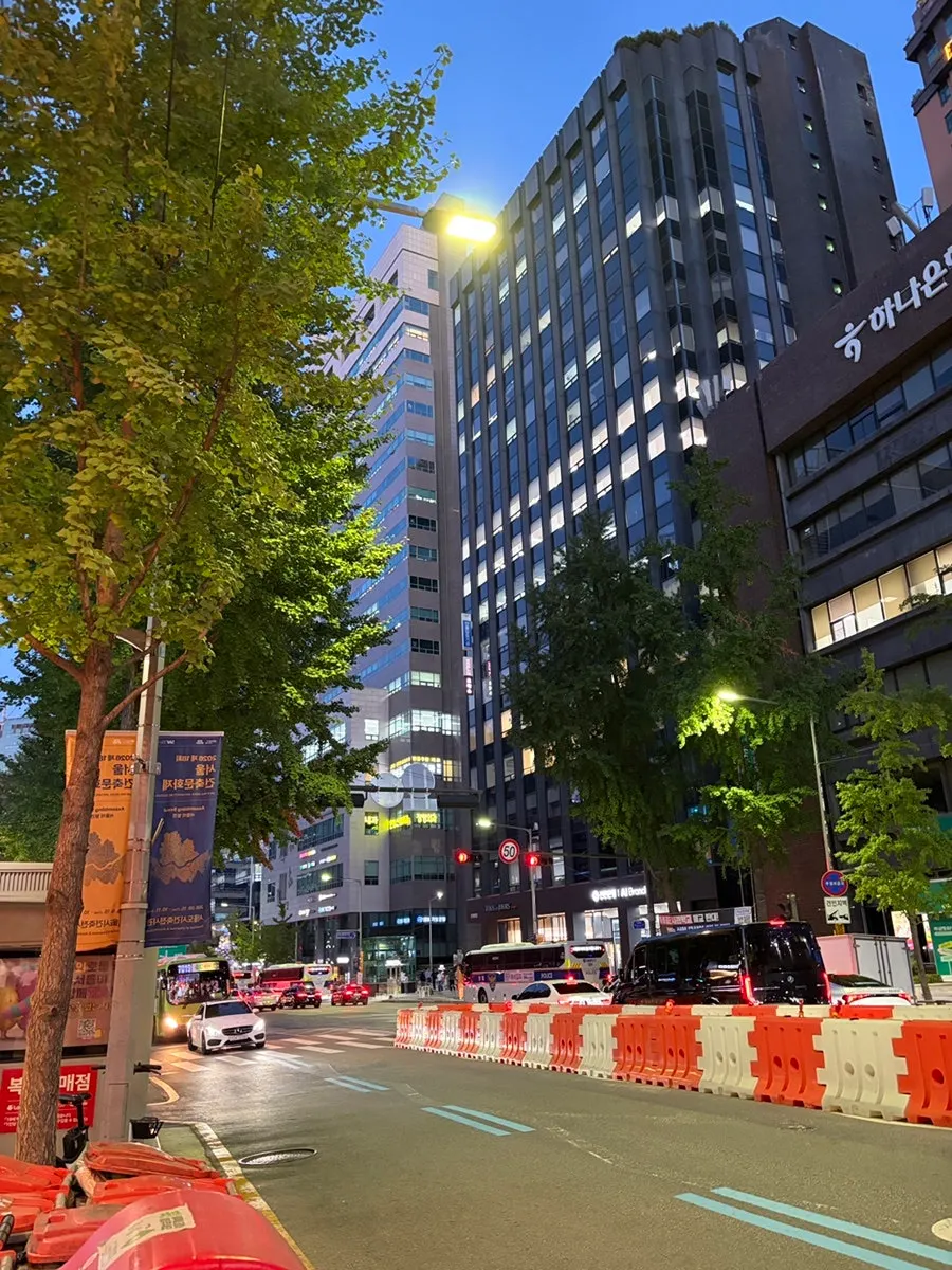 영업시간 안내가 있는 멘츠루 시청점 입구