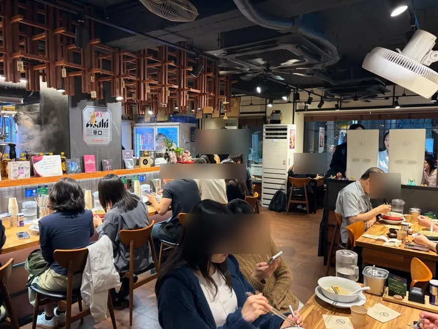 주방이 보이는 멘츠루 시청점 다찌석