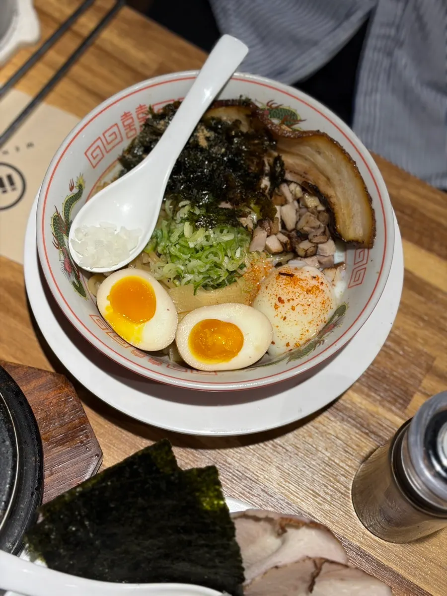 츠케멘과 아부라소바가 놓인 다찌석 상차림