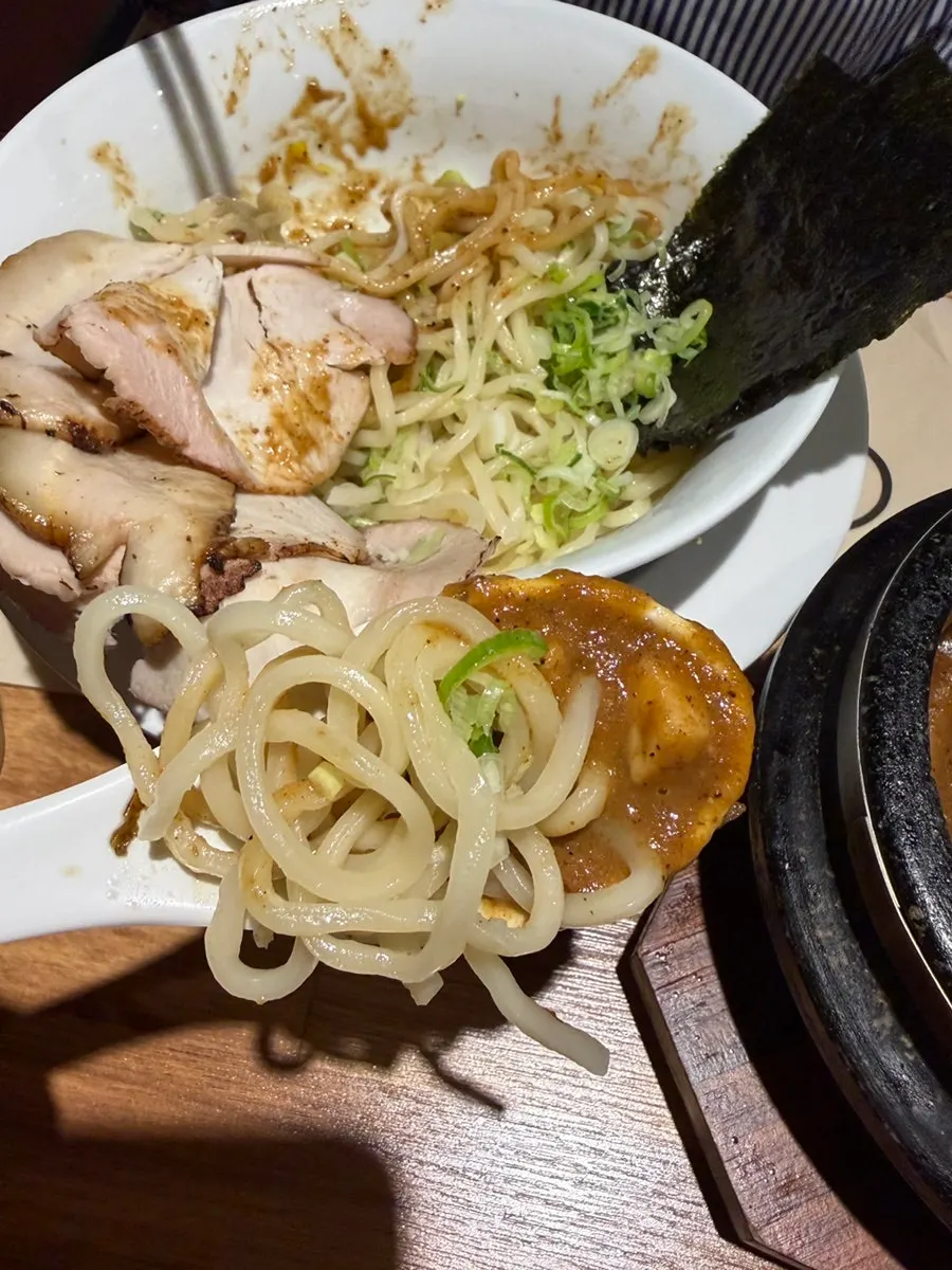 뚝배기에 끓여 나온 츠케멘 육수와 면