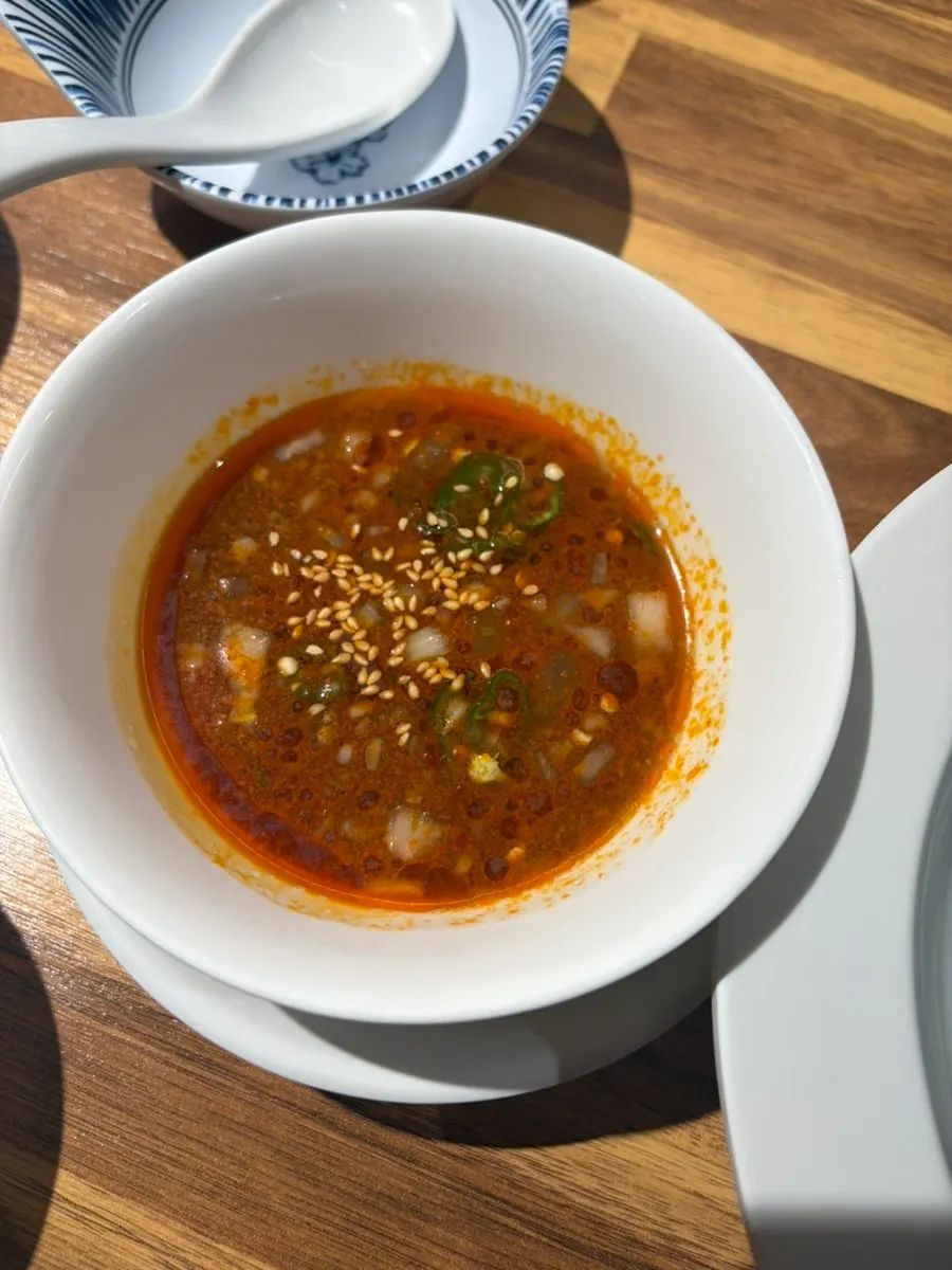 새콤한 국물에 면을 적신 냉츠케멘